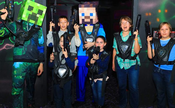 Аниматоры Minecraft и дети в экипировке перед игровой миссией