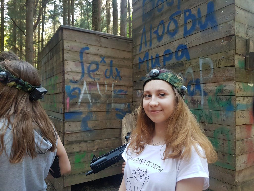 Участница выездного лазертага