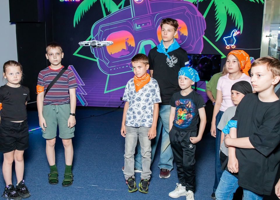 Дети на празднике в дрон-арене LaserLand в Москве
