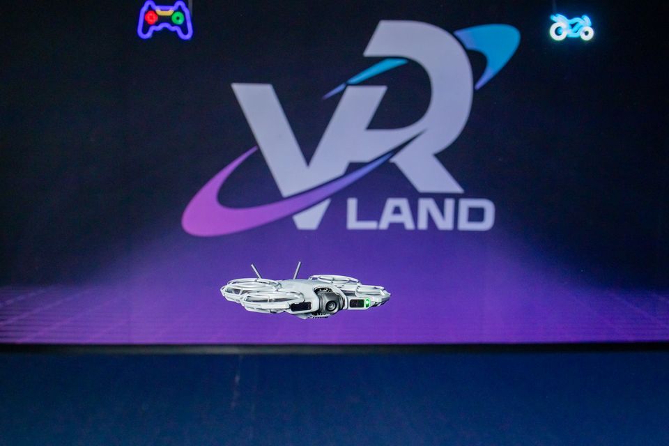 Дети управляют дронами на арене LaserLand