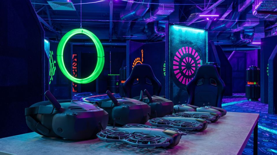 Гонки дронов в Москве — FPV-оборудование и неоновая трасса на арене LaserLand
