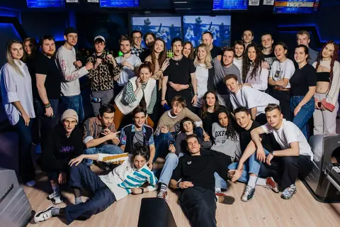 Большая компания на празднике в боулинге LaserLand