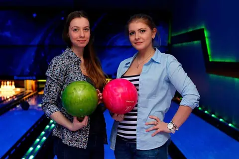 Гости в боулинге LaserLand