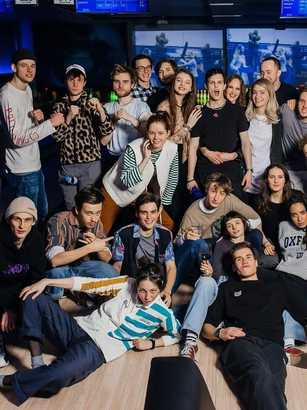 Большая компания на празднике в боулинге LaserLand