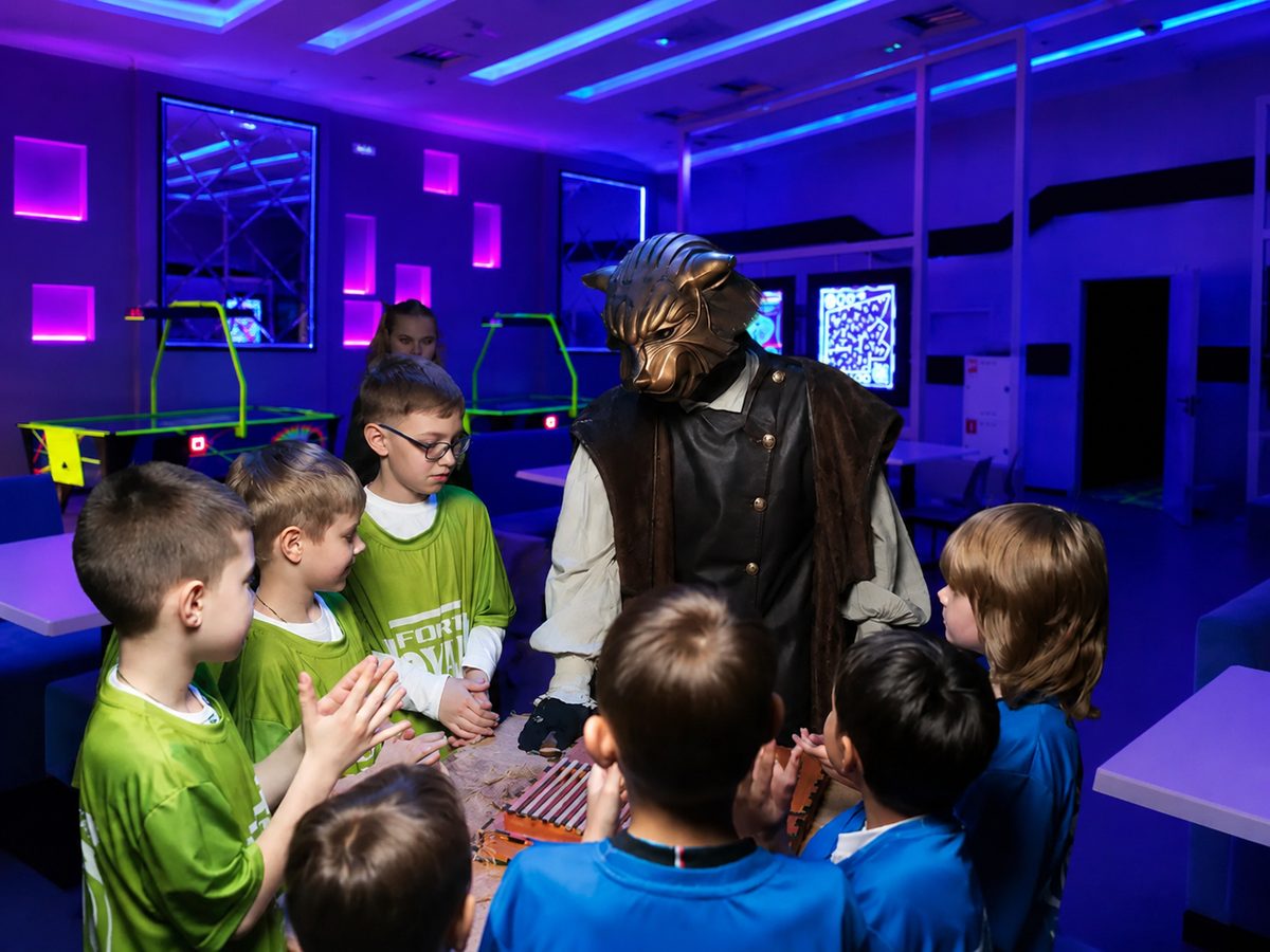 Командная игра, загадки и поиск ключей в Neon Форт Боярд