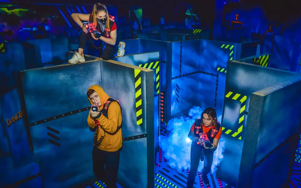 Дети с игровым оружием на лазертаг-арене LaserLand