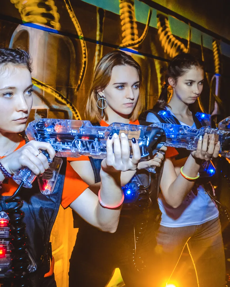 Девушки с бластерами на лазертаг-арене LaserLand