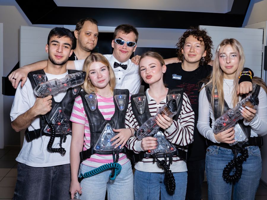 Команда коллег на корпоративе с лазертагом в LaserLand
