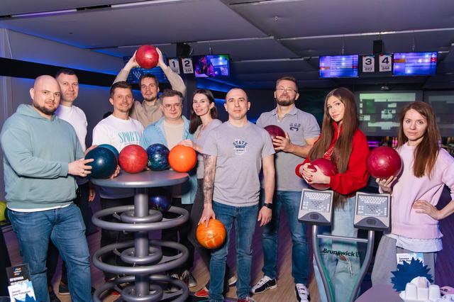 Команда на турнире по боулингу в LaserLand