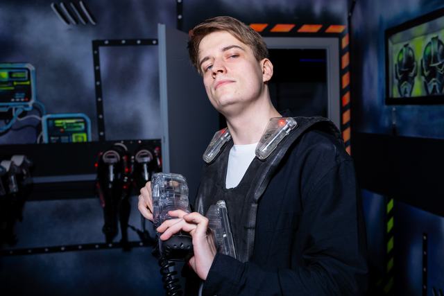 Игрок с бластером на корпоративной игре в лазертаг