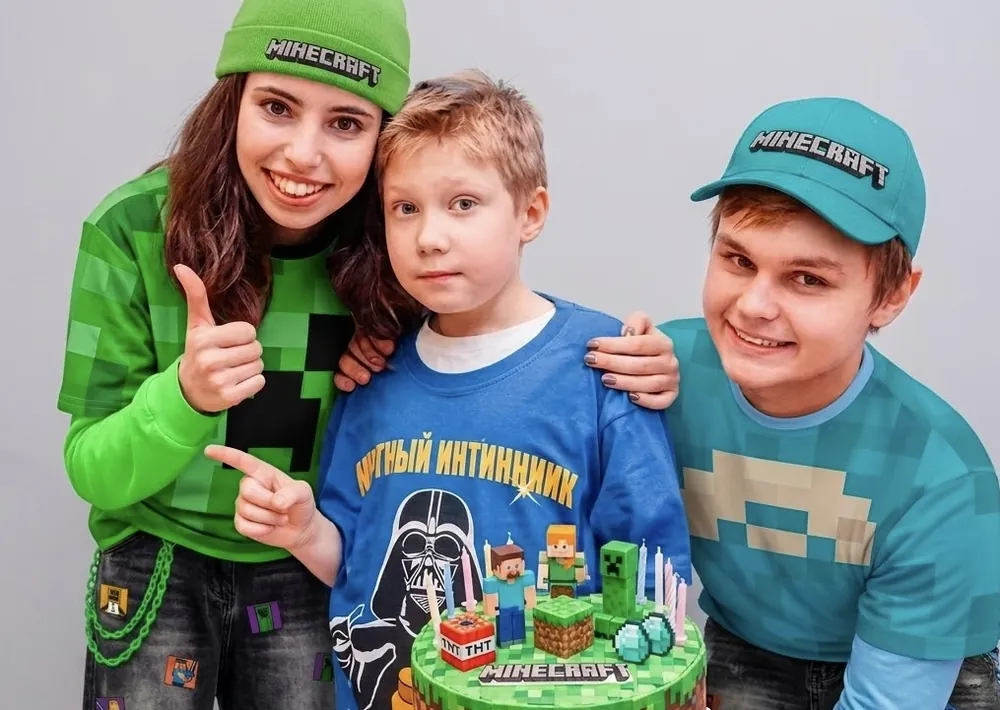 Аниматоры в одежде Minecraft с ребёнком и тематическим тортом на дне рождения в LaserLand