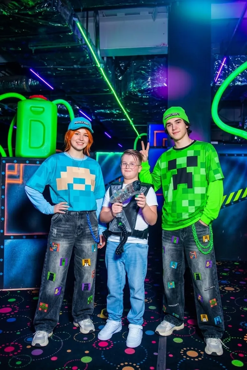 Подростки в тематической одежде Minecraft на лазертаг-арене на дне рождения в LaserLand
