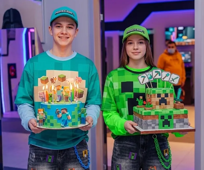 Подростки с тематическими тортами Майнкрафт на детском празднике в LaserLand