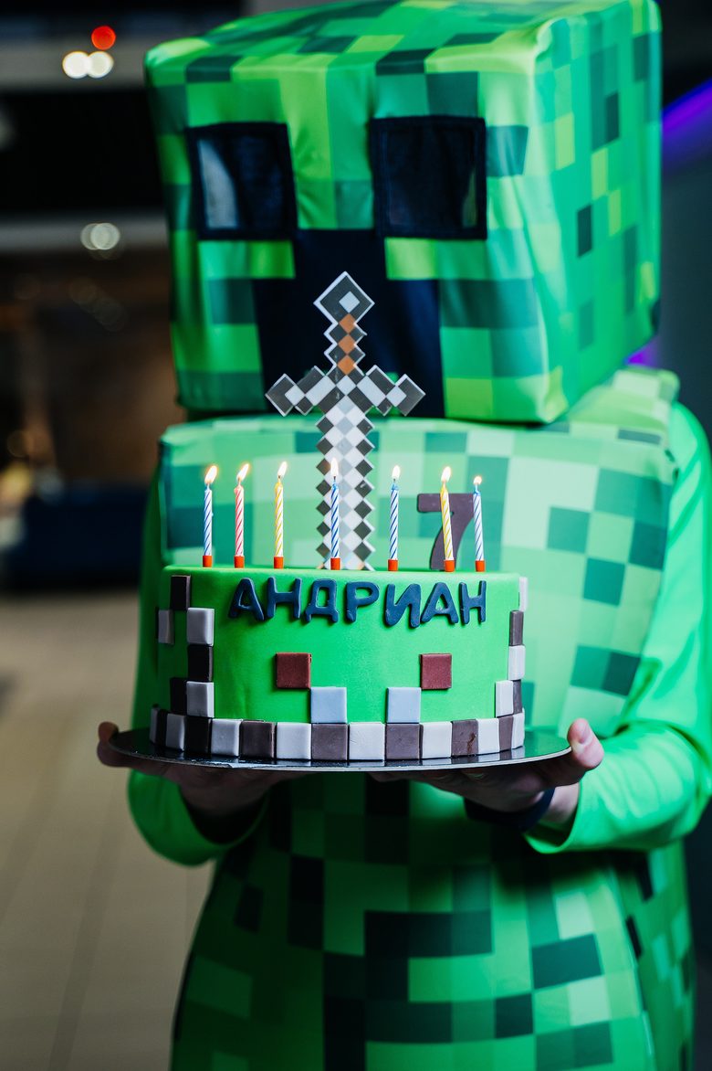 Банкет и торт для дня рождения Minecraft в LaserLand