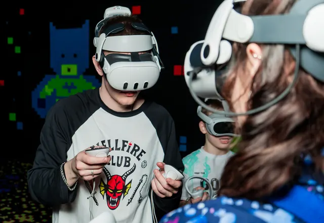 Гости в VR-шлемах проходят тематическую миссию