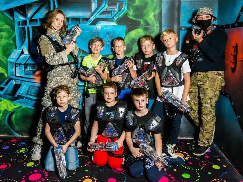 Команда школьников с бластерами на лазертаг-арене LaserLand