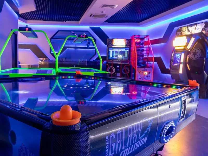 Аэрохоккей и игровые аппараты в зале LaserLand — о таком дне и пишут отзыв