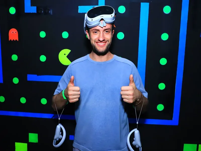 Гость в VR-шлеме с контроллерами после игры