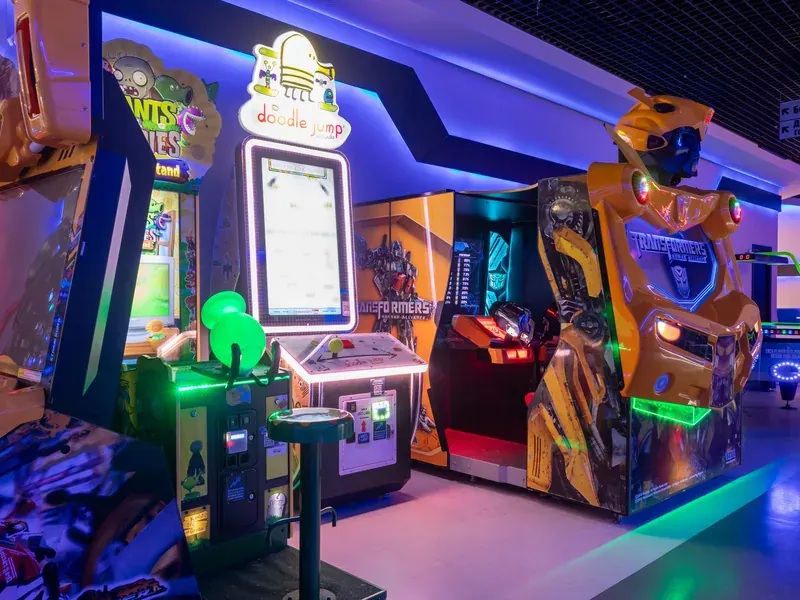 Зона игровых аппаратов LaserLand, где начисляют призовые игры за челлендж