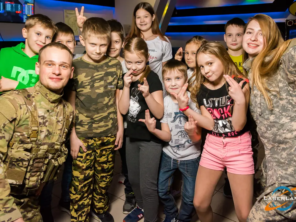 Именинник с друзьями и ведущим после игры