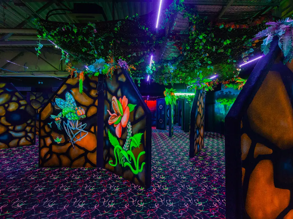 Неоновая арена LaserLand с укрытиями