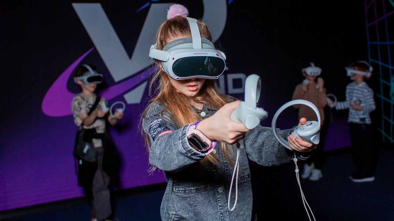 Игрок в VR-шлеме на арене LaserLand