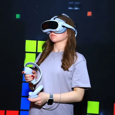 Игроки на VR-арене в LaserLand