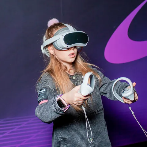 Игроки на VR-арене в LaserLand
