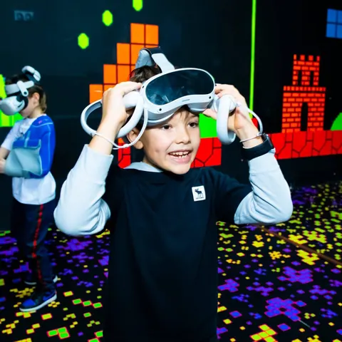 Игроки на VR-арене в LaserLand