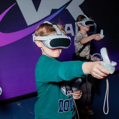 Игроки на VR-арене в LaserLand