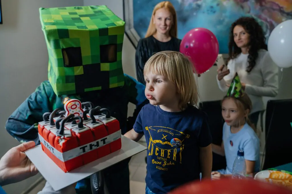 Аниматор Minecraft поздравляет малыша
